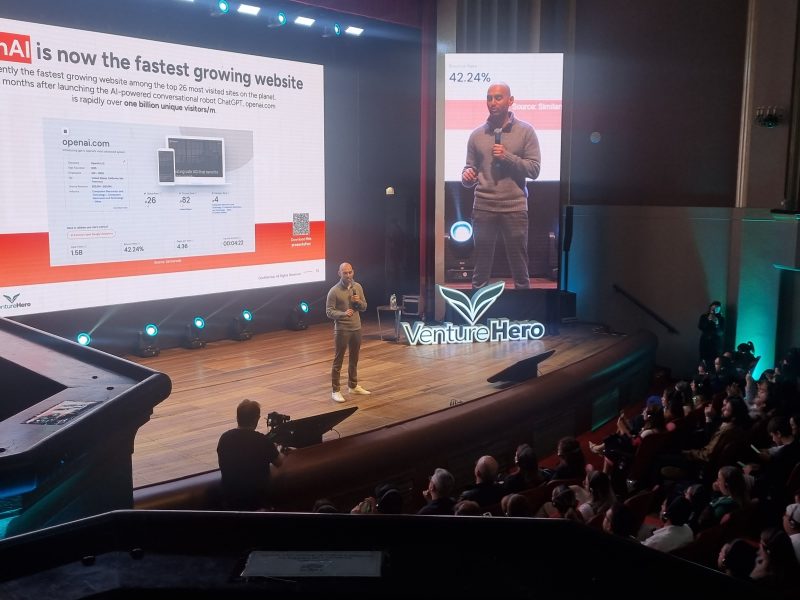 Neil Patel apresentou ao público as principais práticas e tendências do mercado; a head de marketing LATAM do TikTok, Silvia Beluzzo, também esteve presente
