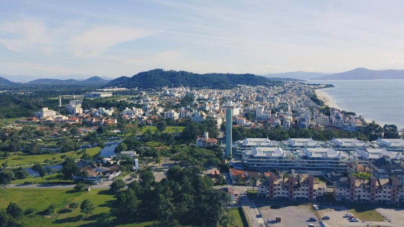 Lances de leilão de 42 imóveis podem ser feitos até 8 de novembro, 10h, foto mostra bairro do norte da ilha