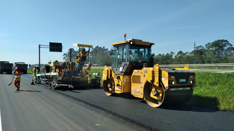 Máquinas trabalhando na BR-101 no Sul de SC