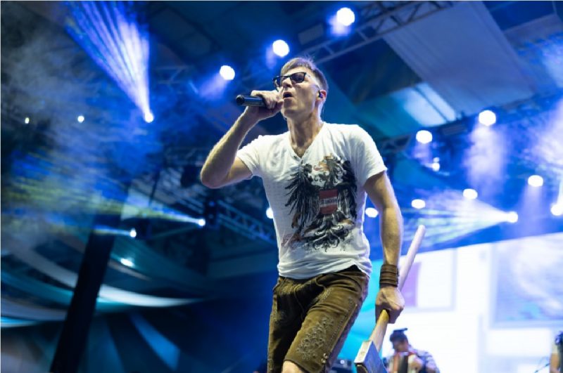 Vocalista cantando durante apresentando na Oktoberfet Blumenau em 2023