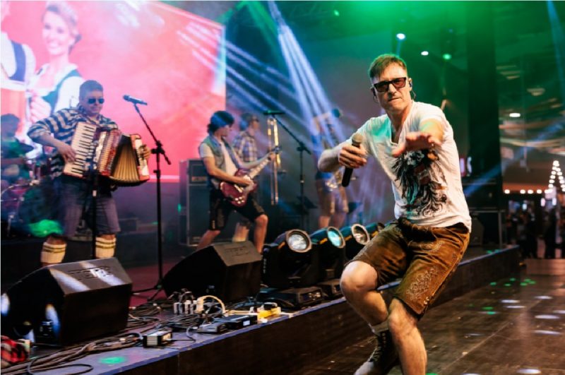 Banda se apresentando na Oktoberfet Blumenau em 2023