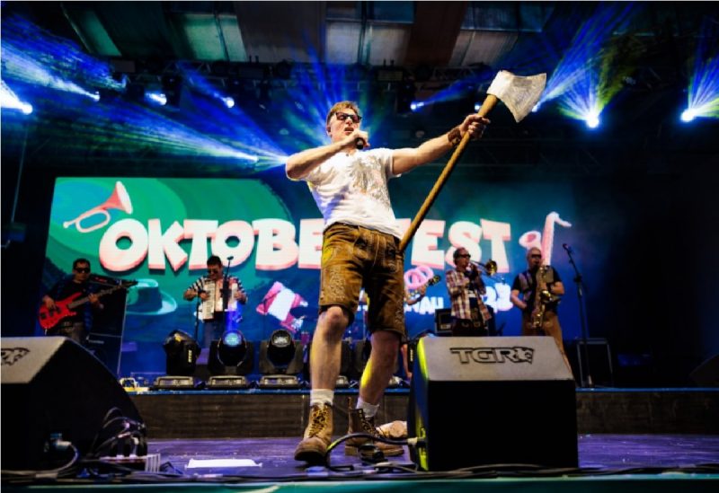 Banda se apresentando na Oktoberfet Blumenau em 2023