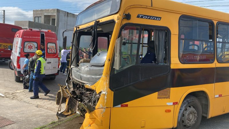 Dianteira de um dos ônibus escolares ficou destruída