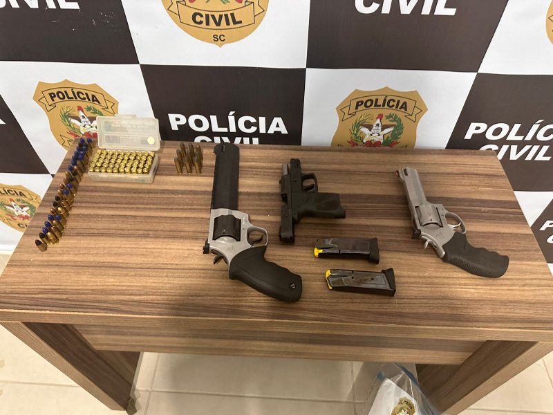 Suspeitos foram presos durante o cumprimento das ordens judiciais &#8211; Foto: Polícia Civil/ Divulgação