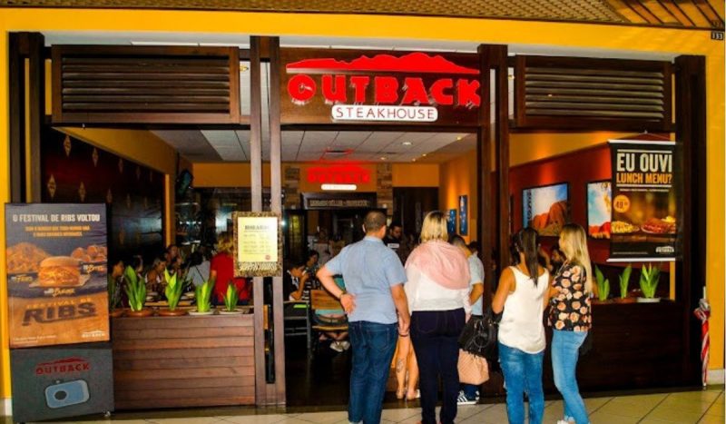 foto mostra fechada do restaurante Outback em Florianópolis