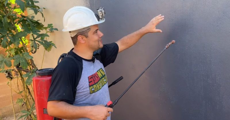 Pedreiro ensina técnica para substituir rolo de pintura