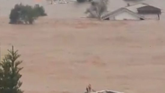 VÍDEO: Casa desaba durante tentativa de resgate e moradores são levados por correnteza no RS