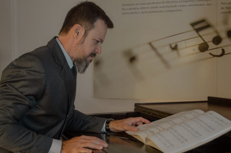 Rodrigo Warken teve acesso a material in&eacute;dito e partituras de composi&ccedil;&otilde;es do m&uacute;sico Jos&eacute; Brazil&iacute;cio de Souza. “Uma obra de valor inestim&aacute;vel”! – Foto: Paula de Abreu Warken./Divulga&ccedil;&atilde;o