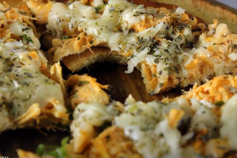 Pizza fitness com frango e queijo 