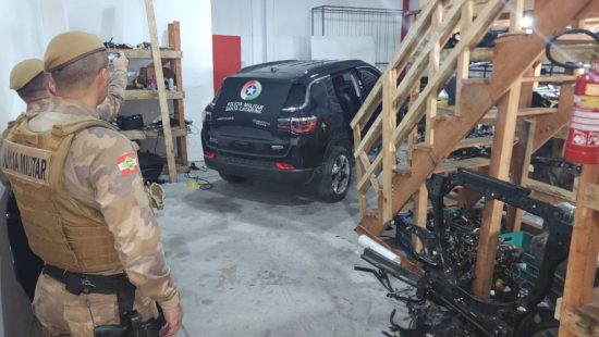 PM descobre novo desmanche de carros em Criciúma; um homem foi preso