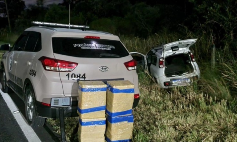 Perseguição policial na BR-101 acaba em 100 kg de maconha apreendidos em Laguna