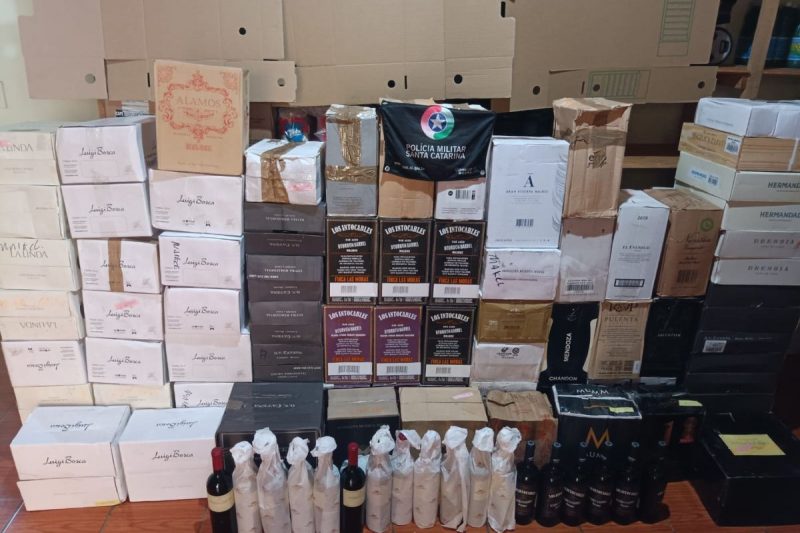 caixas de vinho estavam no porta-malas do carro