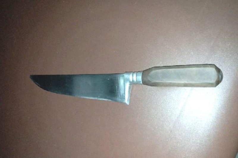 uma faca foi usada pela mãe para ameaçar a filha