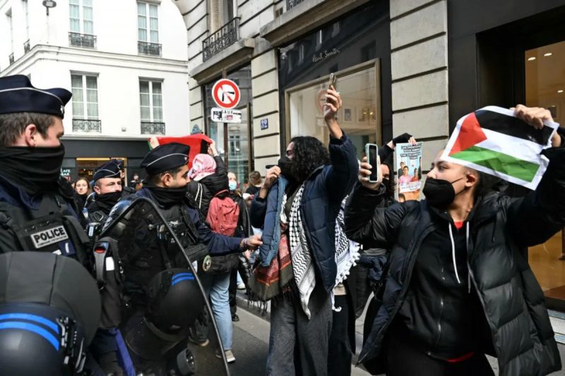 Polícia da França expulsou estudantes que protestavam na universidade Sciences Po