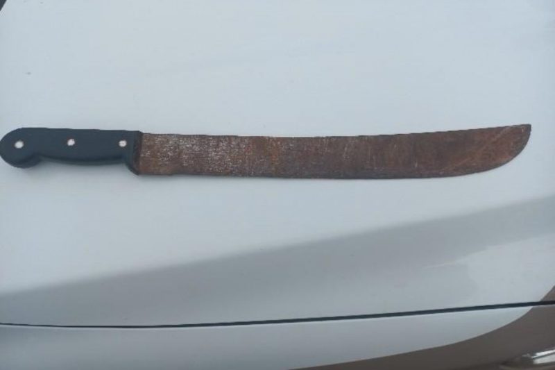 Briga entre vizinhos acaba com agressão. Um facão foi utilizado. 