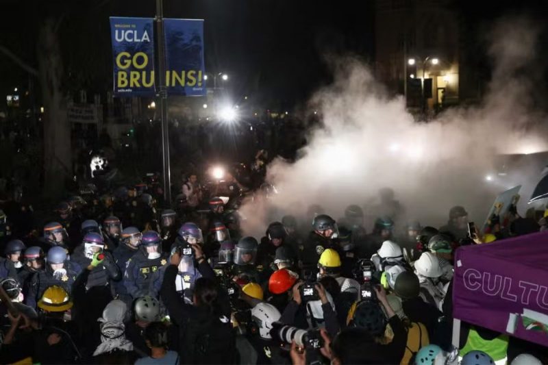 Polícia prende manifestantes em universidade da Califórnia