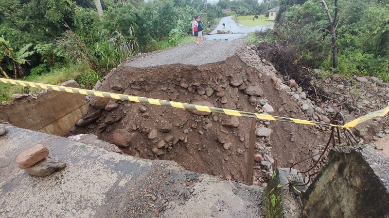 O rompimento da cabeceira da ponte sobre o rio Pav&atilde;o aconteceu na tarde deste domingo (12) – Foto: Prefeitura de Praia Grande/Divulga&ccedil;&atilde;o/ND