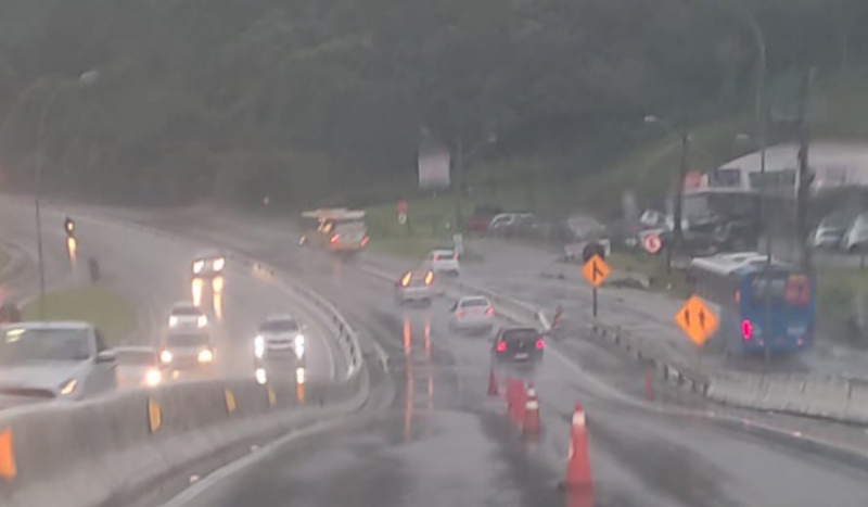 Foto mostra vidro de carro com pouca visibilidade do trânsito por conta de chuvas e alagamentos em Florianópolis