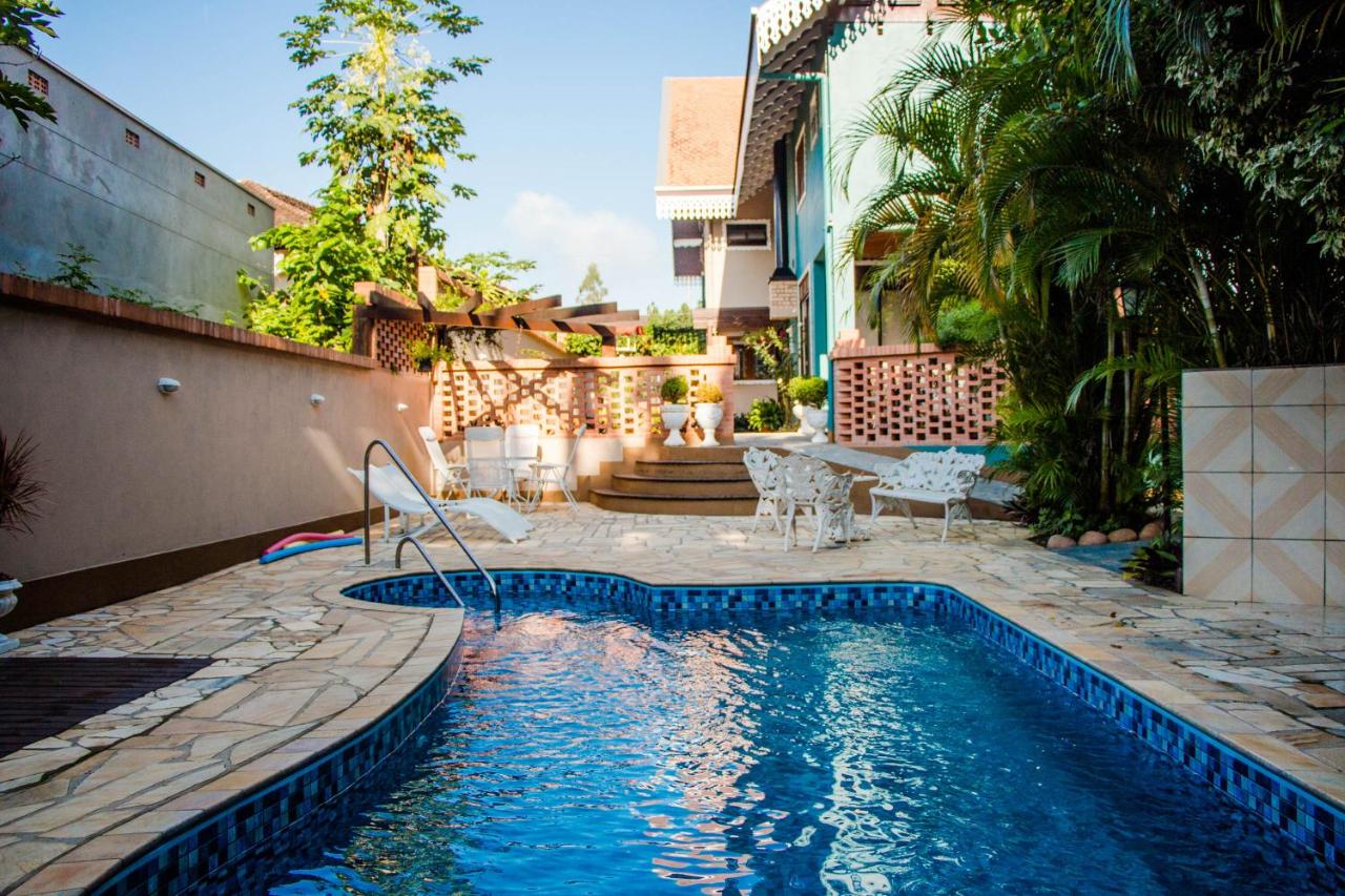 Piscina ao lado de uma mata é uma das atrações do hotel em Pomerode - Pousada Edelweiss/Reservas/Divulgação