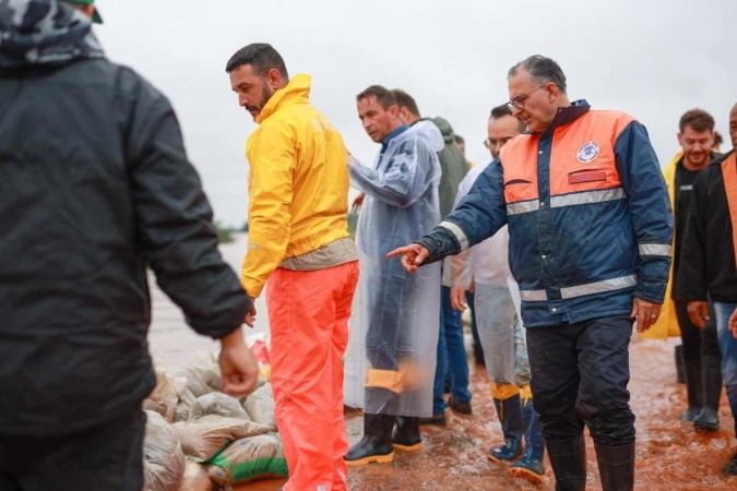 Prefeito de Canoas, Jairo Jorge, e os voluntários &#8211; Foto: Prefeitura Municipal de Canoas