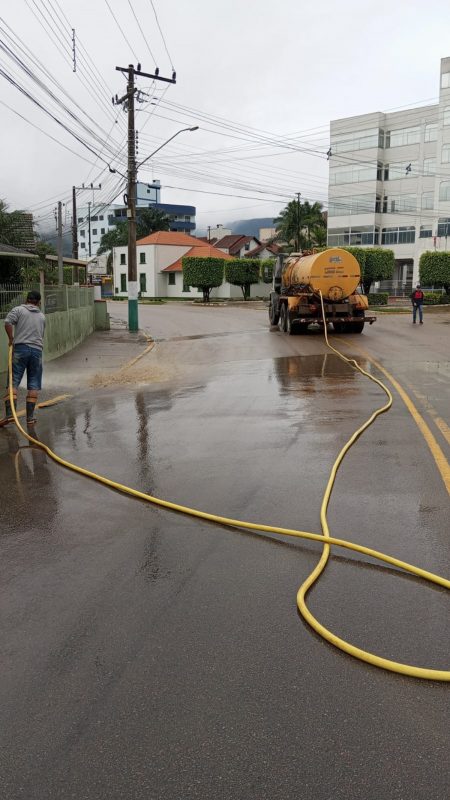 Servidores come&ccedil;aram a limpeza da cidade – Foto: Divulga&ccedil;&atilde;o/Reprodu&ccedil;&atilde;o/ND