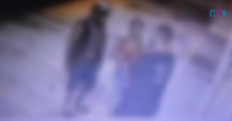 Imagens divulgadas pela Polícia Civil mostram o momento em que a vítima é atacada pelo homem em Blumenau