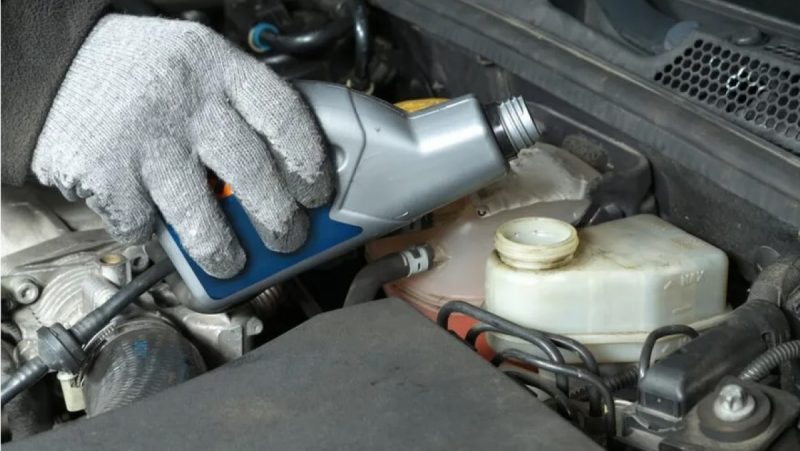 &Eacute; importante fazer a manuten&ccedil;&atilde;o de flu&iacute;do de freio na primeira revis&atilde;o – Foto: Freepik