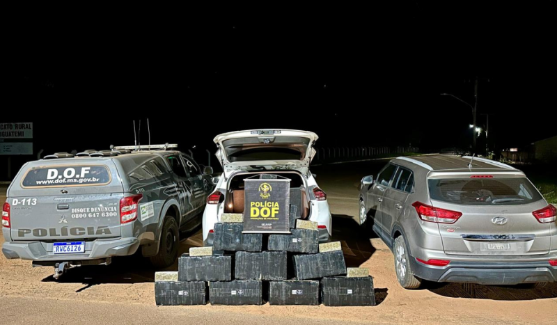 Foto mostra 3 carros vistos de trás com tabletes de maconha
