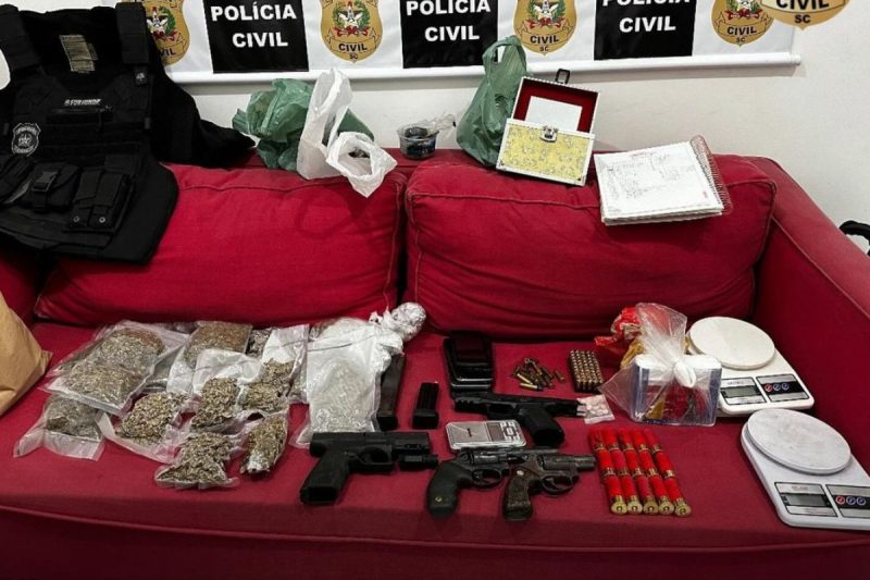 Grande quantidade de droga, armas e muni&ccedil;&otilde;es foi apreendida – Foto: Pol&iacute;cia Civil/Reprodu&ccedil;&atilde;o/ND