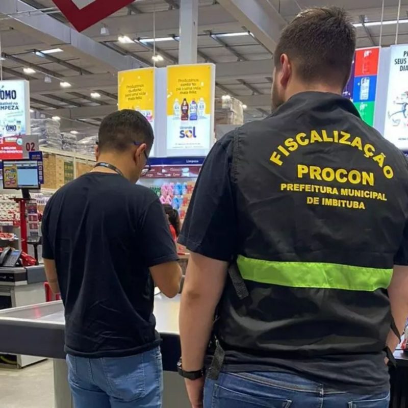 Procon de Imbituba faz a&ccedil;&atilde;o para fiscalizar supermercados sobre aumento de pre&ccedil;o de produtos enviados ao RS – Foto: Procon Imbituba/Divulga&ccedil;&atilde;o/ND