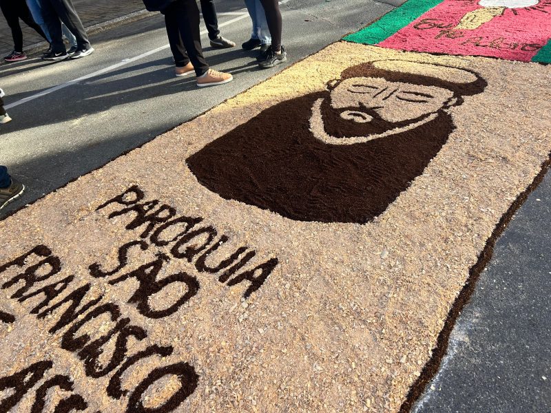 Tapete do padroeiro da par&oacute;quia S&atilde;o Francisco de Assis – Foto: Isabela Corr&ecirc;a/NDTV