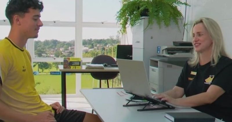 Fabiana &eacute; “m&atilde;e” de 240 atletas da base do Tigre – Foto: Reprodu&ccedil;&atilde;o/NDTV Crici&uacute;ma/Leo Martins