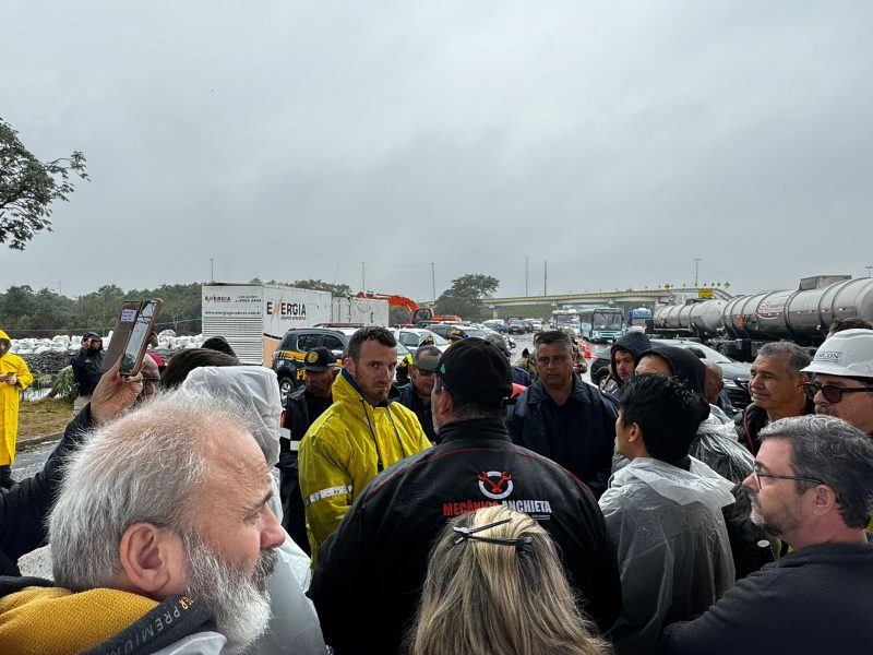 Diretor do DMAE, Maur&iacute;cio Loss (de casaco amarelo) ouviu empres&aacute;rios em protesto no bairro Anchieta – Foto: Divulga&ccedil;&atilde;o/ND