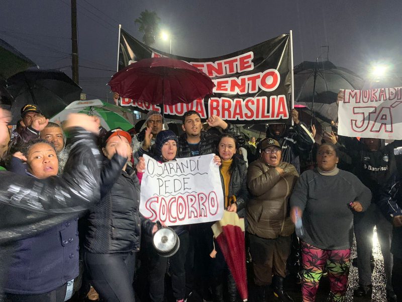 Moradores do bairro Sarandi, em Porto Alegre, protestaram após 25 dias debaixo d’água