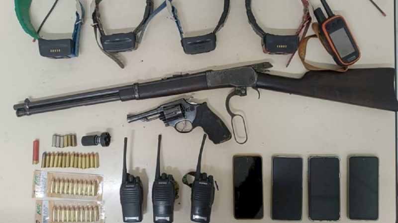 Grupo foi preso com diversos equipamentos de caça a animais e com cachorros em estado de maus tratos