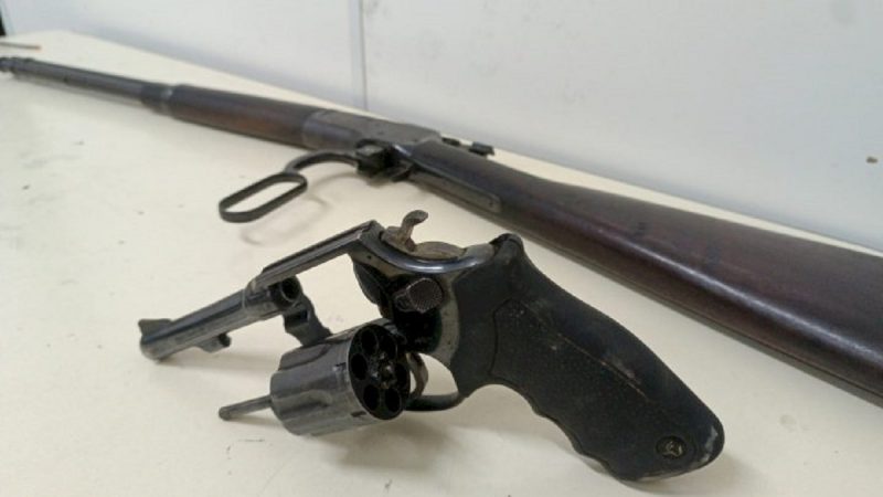 Armamentos foram apreendidos com o quarteto – Foto: PMSC/Reprodu&ccedil;&atilde;o/ND