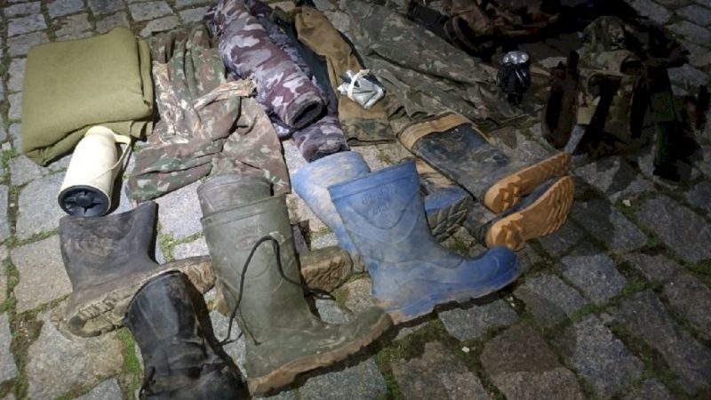 Caça ilegal e maus-tratos a cachorro: 4 pessoas são presas com armas e comunicadores em Indaial