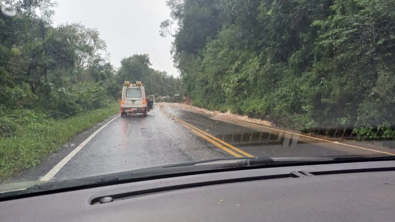 Chuva gerou a queda de barreira na rodovia 