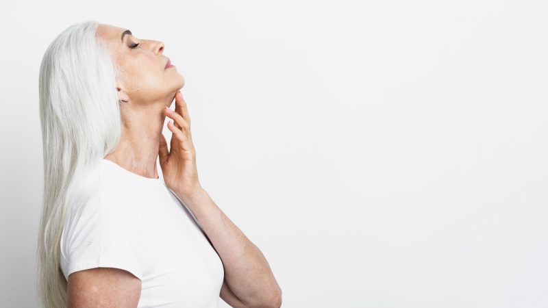 Olhar para cima &eacute; um dos exerc&iacute;cios citados pela osteopata – Foto: Freepik/ND