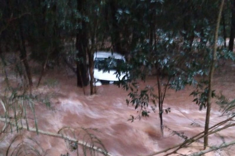 carro furtado levado por correnteza