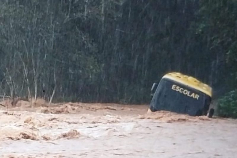 Ônibus arrastado por correnteza 