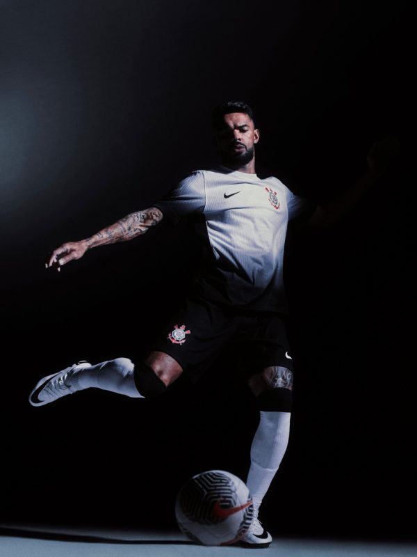 O volante Raniele com a camisa branca da campanha, com degrad&ecirc; partindo para a cor preta – Foto: Divulga&ccedil;&atilde;o/Nike