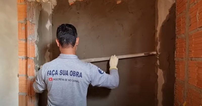 Aprenda de vez a rebocar o banheiro – Foto: FA&Ccedil;ASUAOBRA/Reprodu&ccedil;&atilde;o/ND