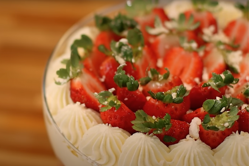 Receita leva morango, suspiro e nata. É fácil de fazer 