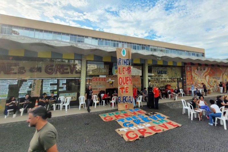 Manifestantes ocuparam a Reitoria da UFSC