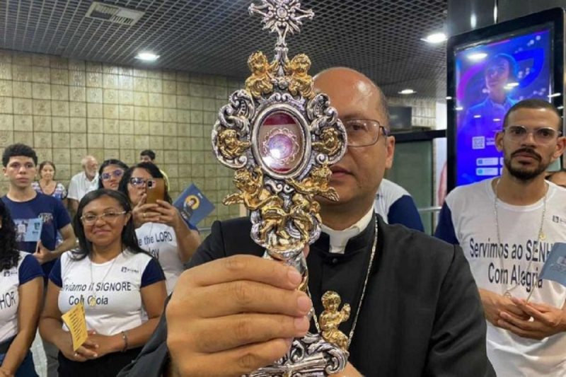 Uma relíquia do beato italiano Carlo Acutis, conhecido como 'Padroeiro da internet' chegou ao Brasil. O jovem morreu em 2006, mas tem o corpo intacto e preservado na Itália. 