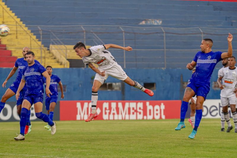 Renan Bernabé joga pelo Figueirense
