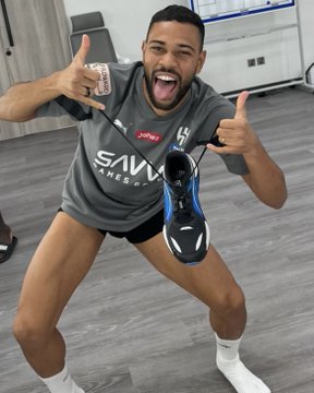 Renan Lodi tirando onda com a chuteira de Neymar amarrada