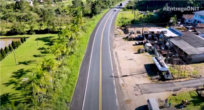 Asfalto revitalizado pelas equipes do DNIT em SC