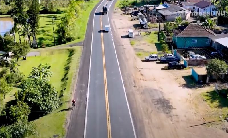 Carros transitam em via revitalizada pelo DNIT